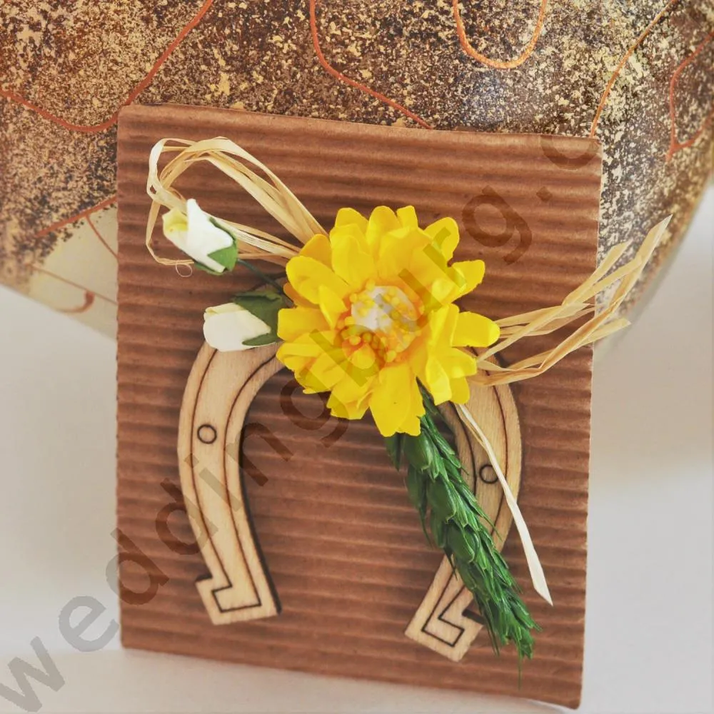 Интерсени подаръци за гости на сватба - дървена подкова с декорация